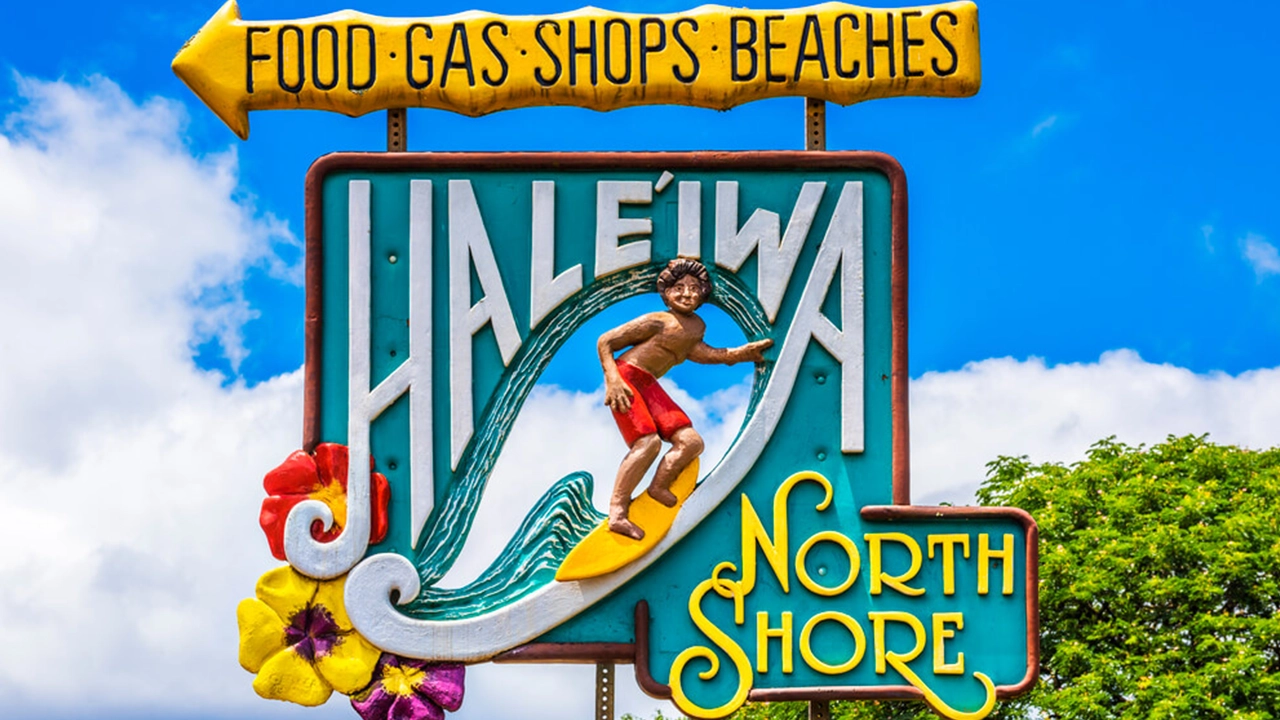 Sign showing a surfer boy in the middle of the words Haleʻiwa North Shore.