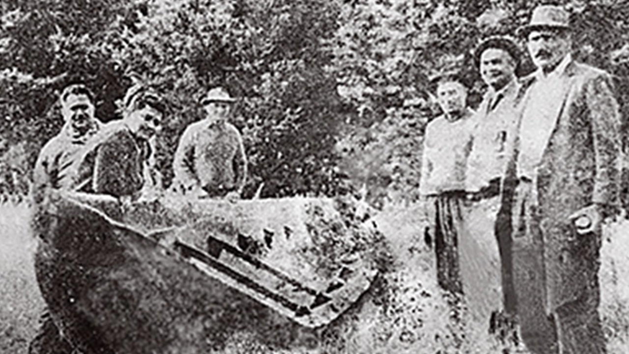 Witehira (right) and others by the canoe hull near Kaikohe, New Zealand.