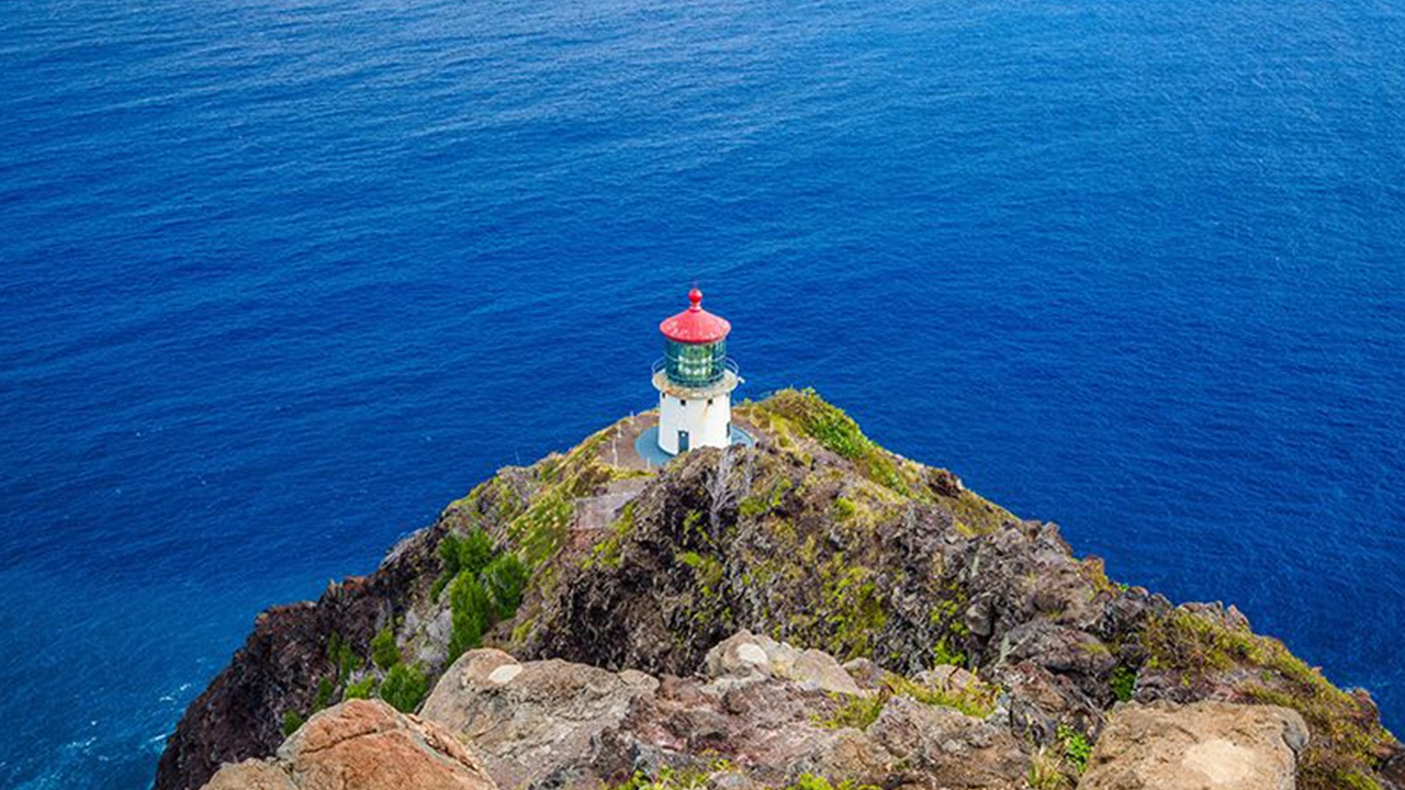  Overlooking the Pacific from the edge of the cliffs, this lighthouse is a classic Instagrammable spot in Oʻahu.