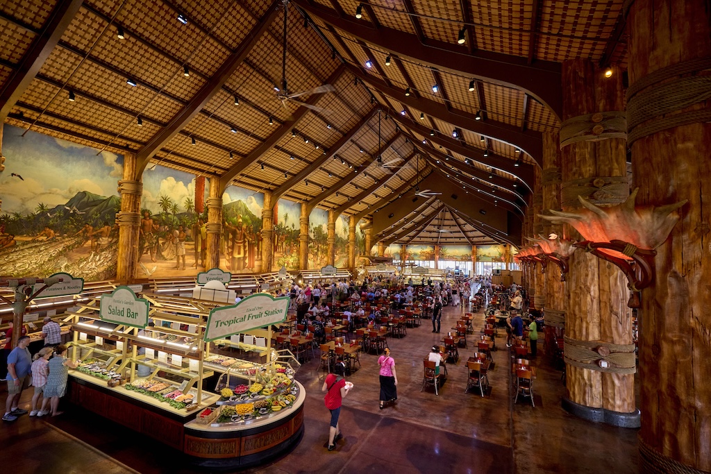 Image of the 360 degree mural in the Gateway Dining facility at the Polynesian Cultural Center that depicts the welcoming of guests to a great Hawaiian lūʻau with the center figure of King Kamehameha